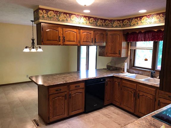 3rd image of 105 Broadmoor Dr