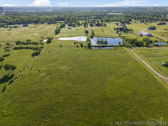 5th image of 606 S Lynn Lane Rd