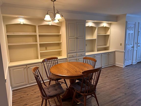Dining area & built in bookshelves
