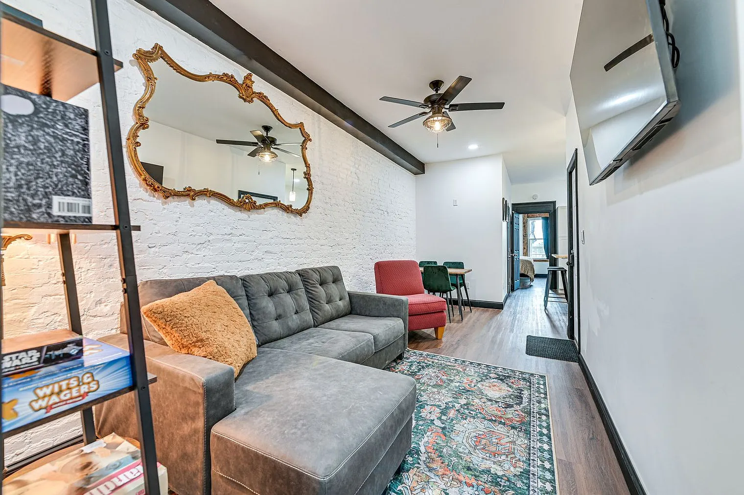 2 bed, 1.0 bath, 990 sqft, $2,091 — Photo 1