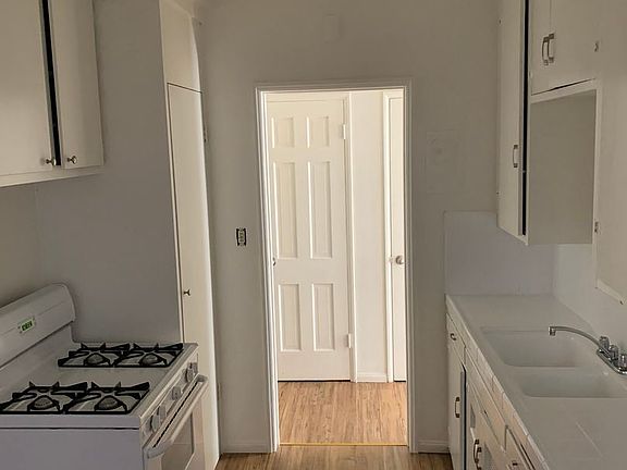 4th image of 122 S Jackson St APT I