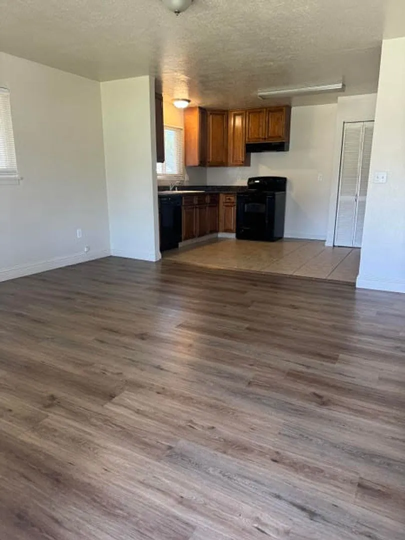 Nice Duplex in Quiet Neighborhood! — Photo 2