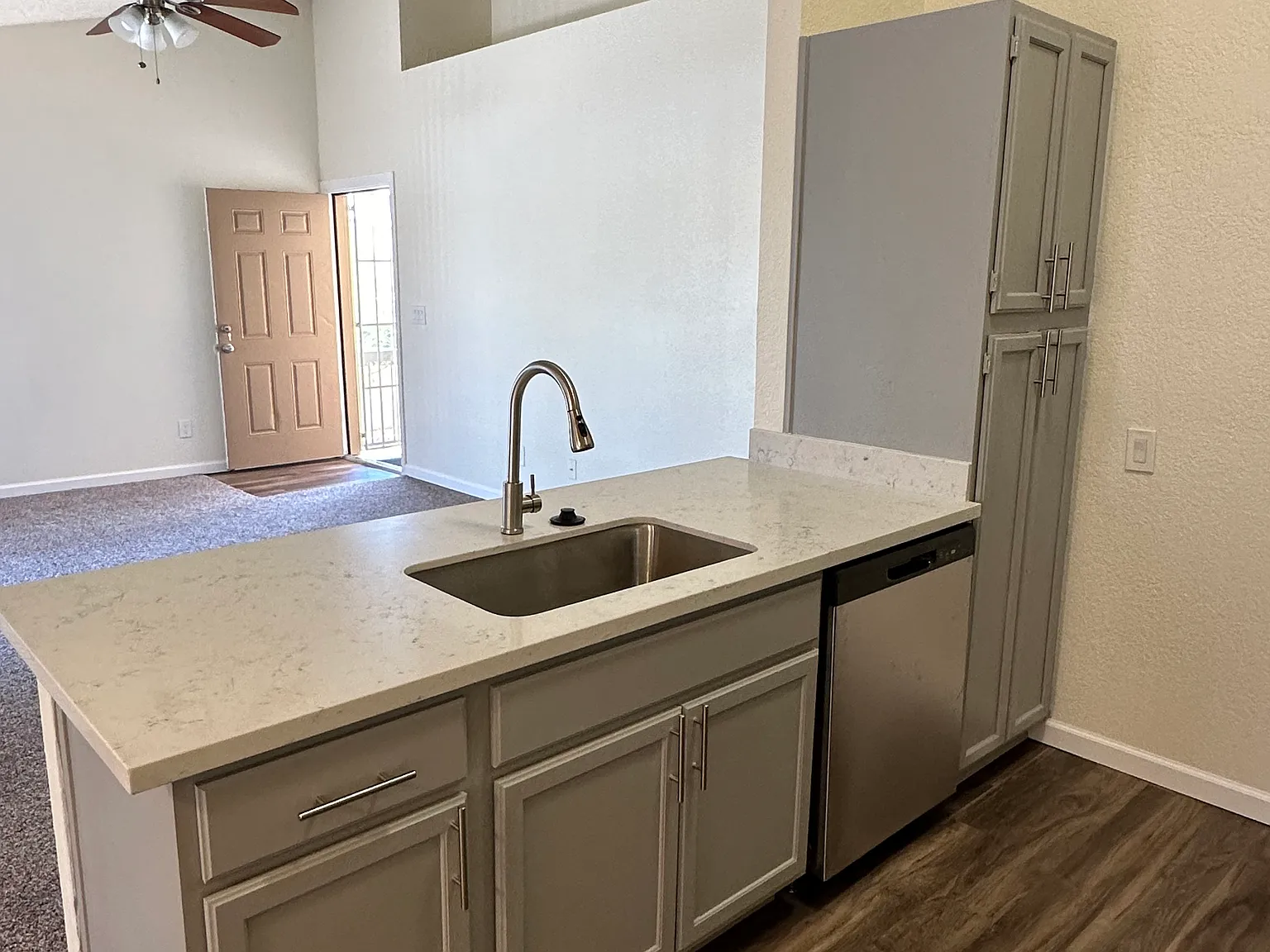 2 bed, 864 sqft, $1,470 — Photo 3