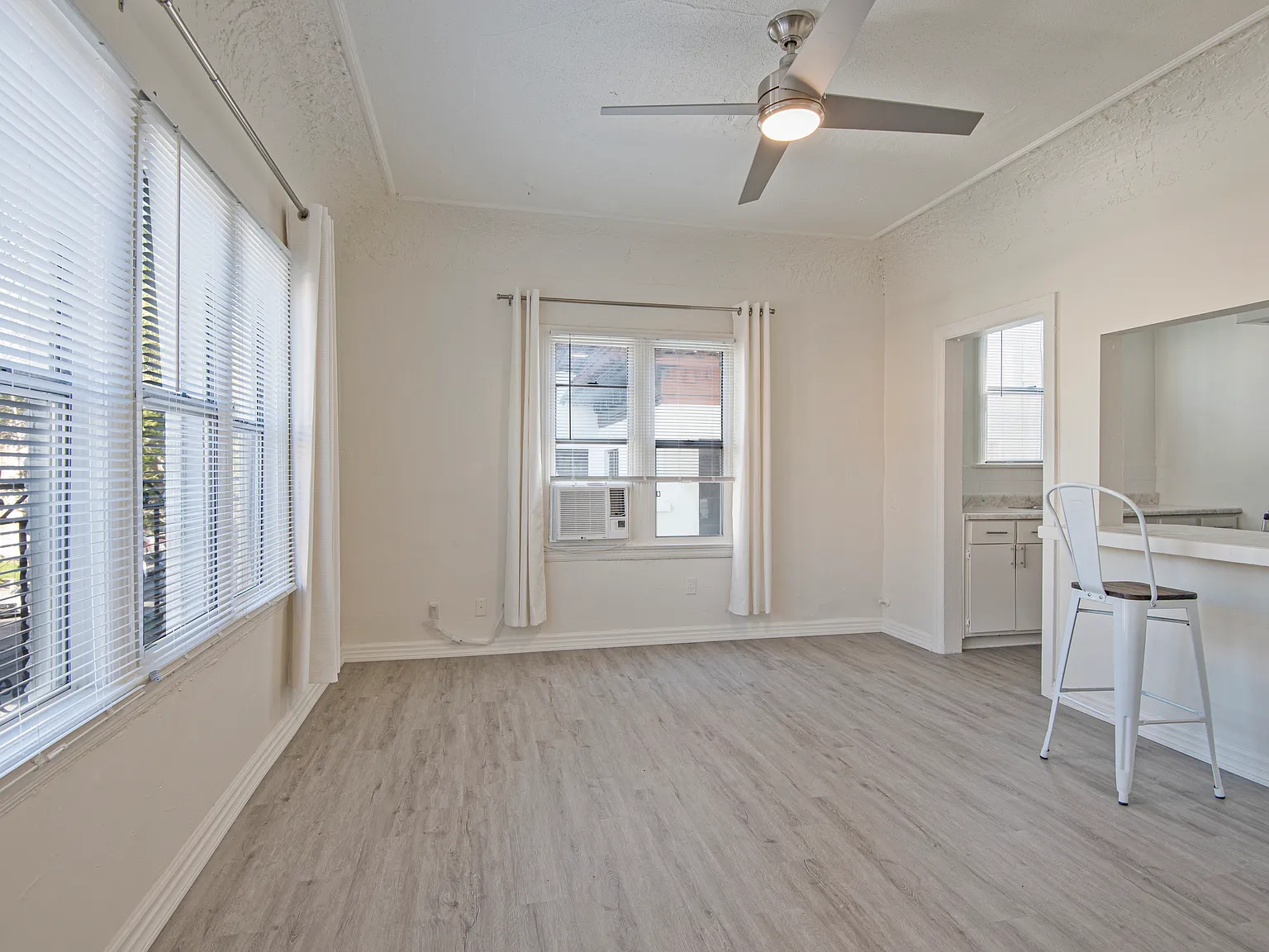 Spacious and Inviting Studio with Walk-In Closet and On-Site Laundry ~ In Vibrant Koreatown! — Photo 1