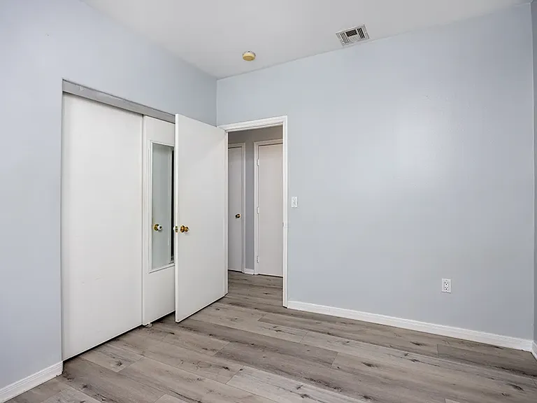 1220 W 27th St — Photo 27