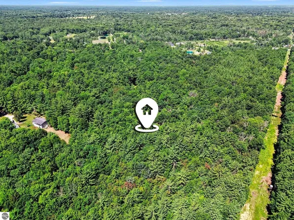 1310 W New Pine Trl, Sanford, MI 48657