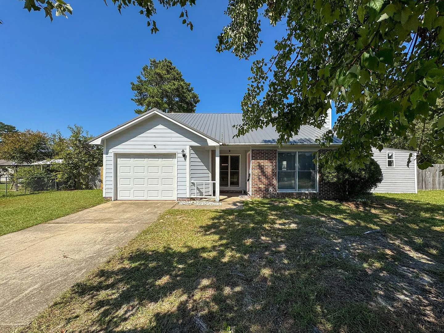 Cute 3 Bed 2 Bath Home in Hope Mills — Photo 2