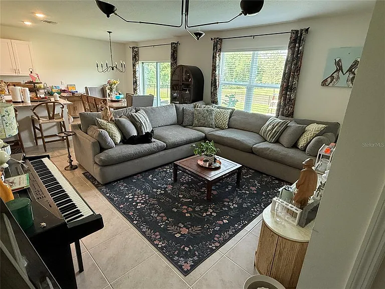 498 Baroness Way — Photo 6