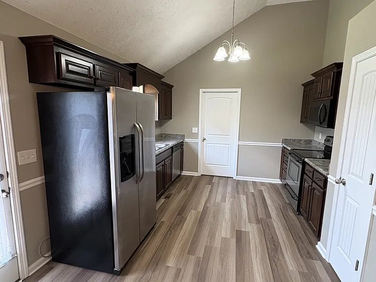 1009 Halverson Dr — Photo 7