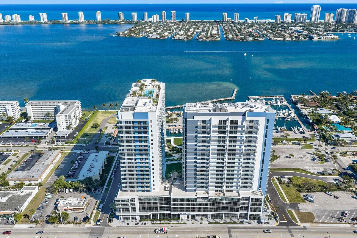 Building Photo - 220 Lake Shore Dr #1121