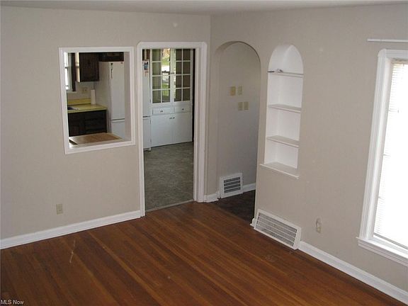 4th image of 5208 E 105th St