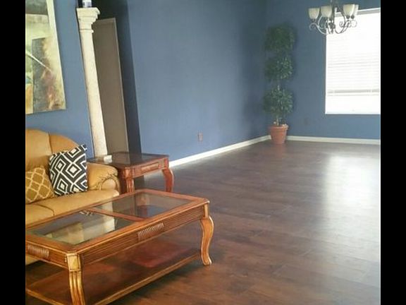 Family Room/Dining **NEWLY PAINTED A BEIGE COLOR**