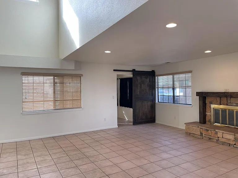 18135 Lakeview Dr — Photo 7