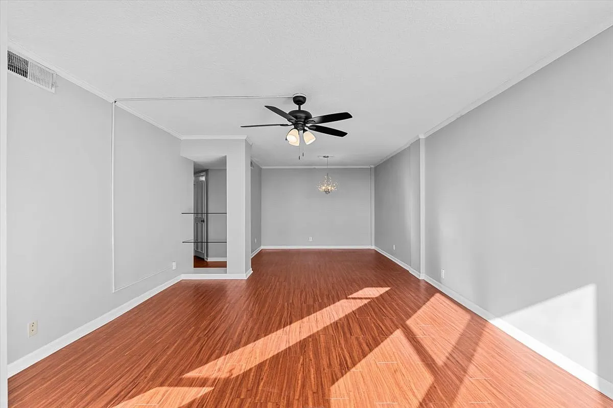 Building Photo - 1101 N Elm St #806