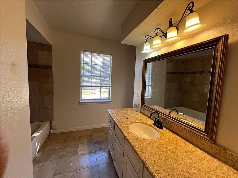 553 Roanoke Dr — Photo 8