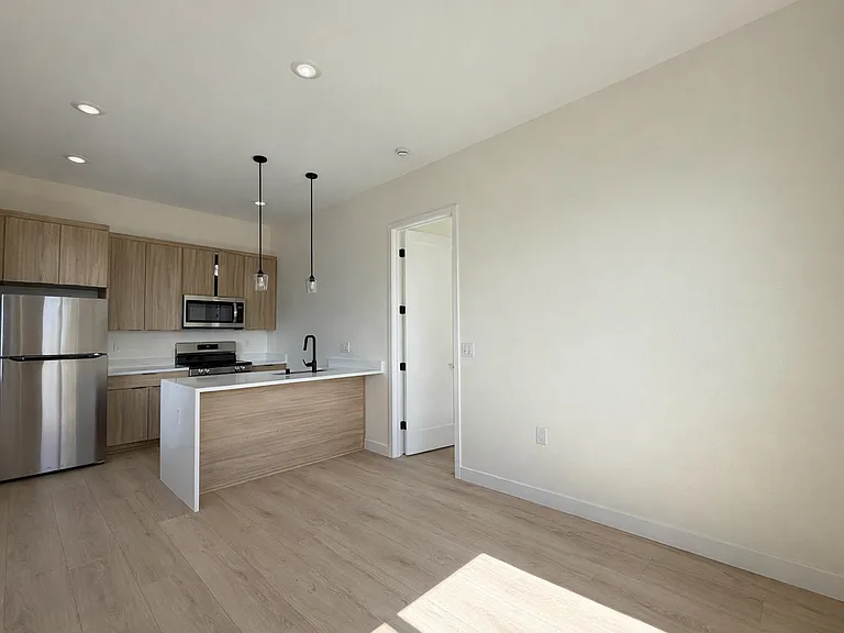1817-1821 Westinghouse St — Photo 2