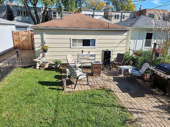 2nd image of 3535 N Claremont Ave