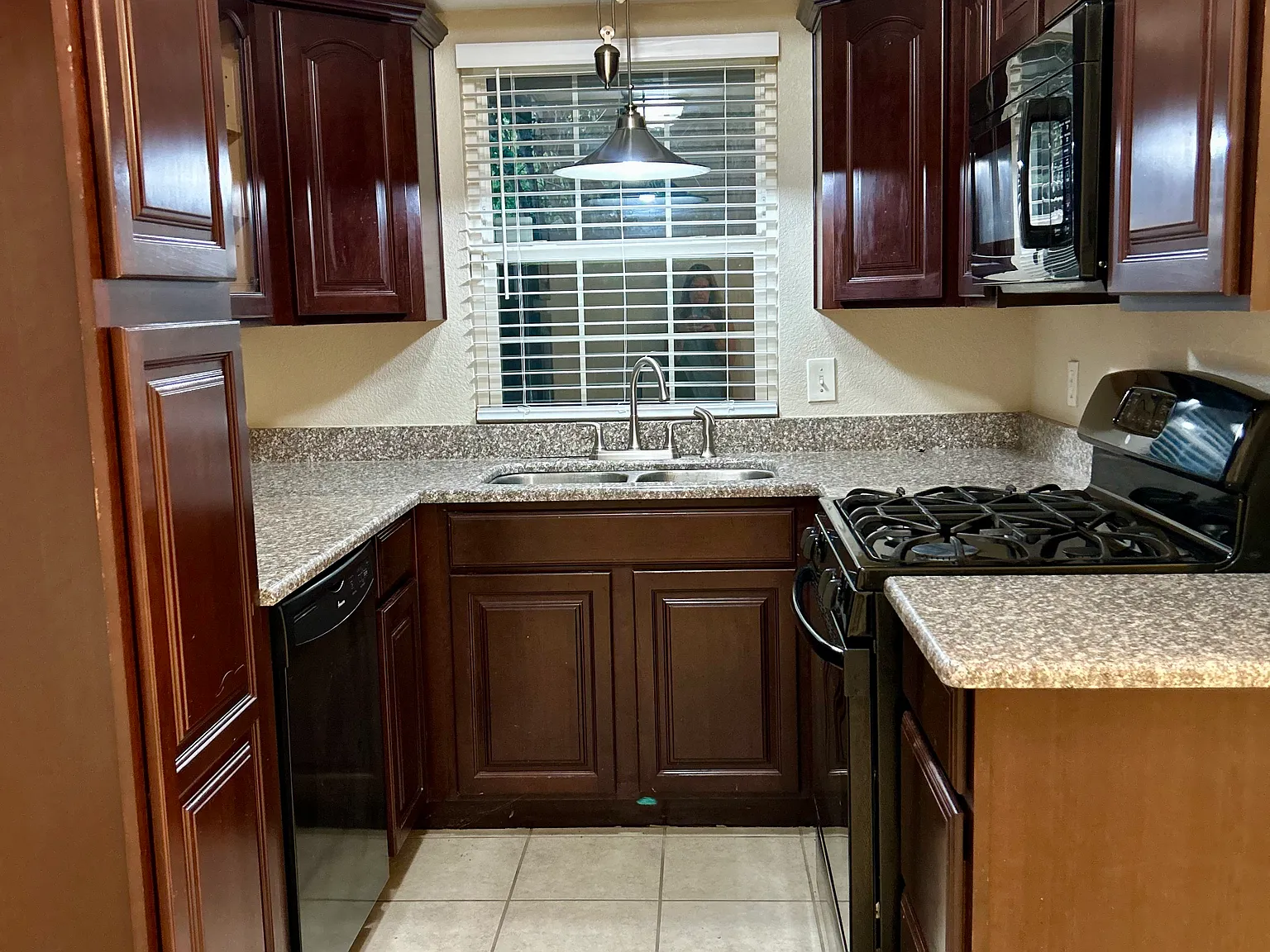 3 bed, 1008 sqft, $1,800 — Photo 3