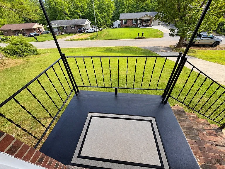 222 McKellar Dr — Photo 2