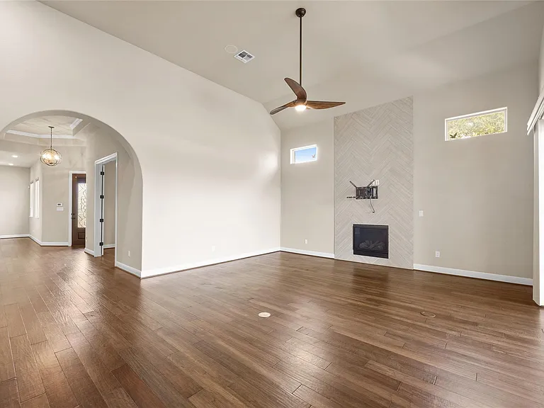 900 Hawthorne Loop — Photo 6