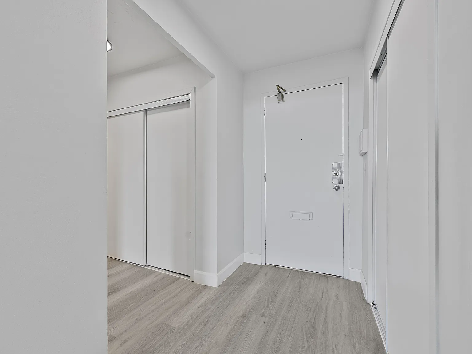 65 Thorncliffe Park Drive Toronto — Photo 2