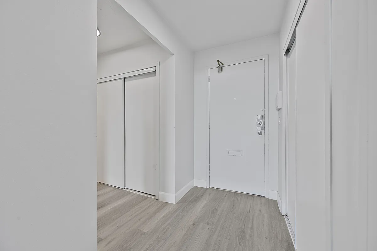 Building Photo - 65 Thorncliffe Park Dr #2108