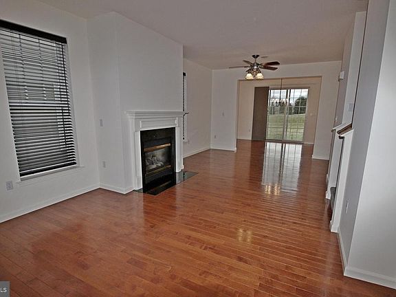 4th image of 1028 Earls Ct