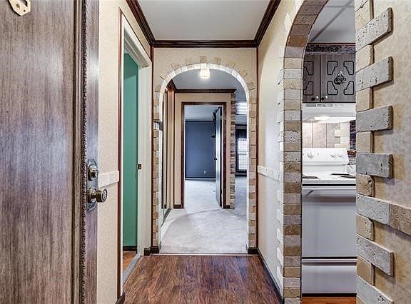 Entry way with tumbled tile and laminate flooring