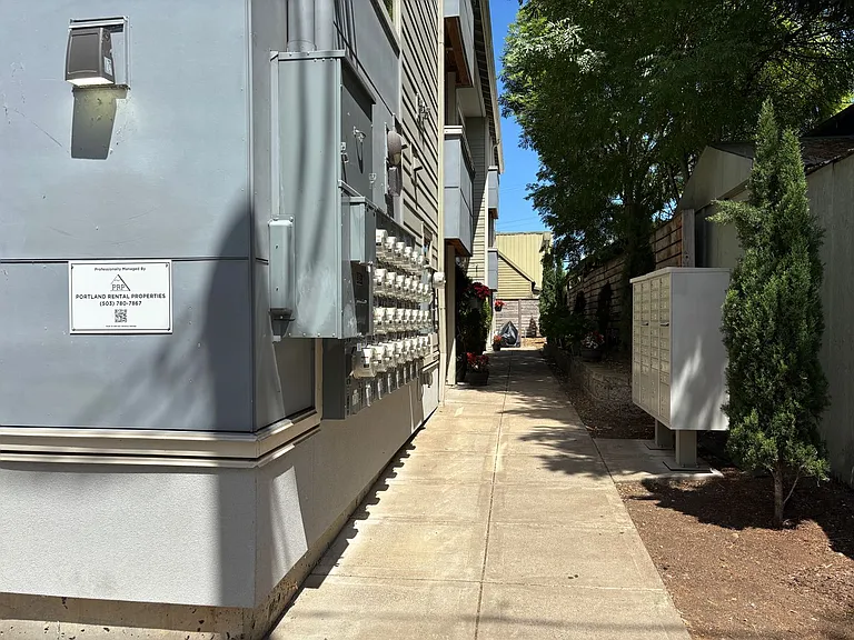 Roseland Apartments — Photo 13