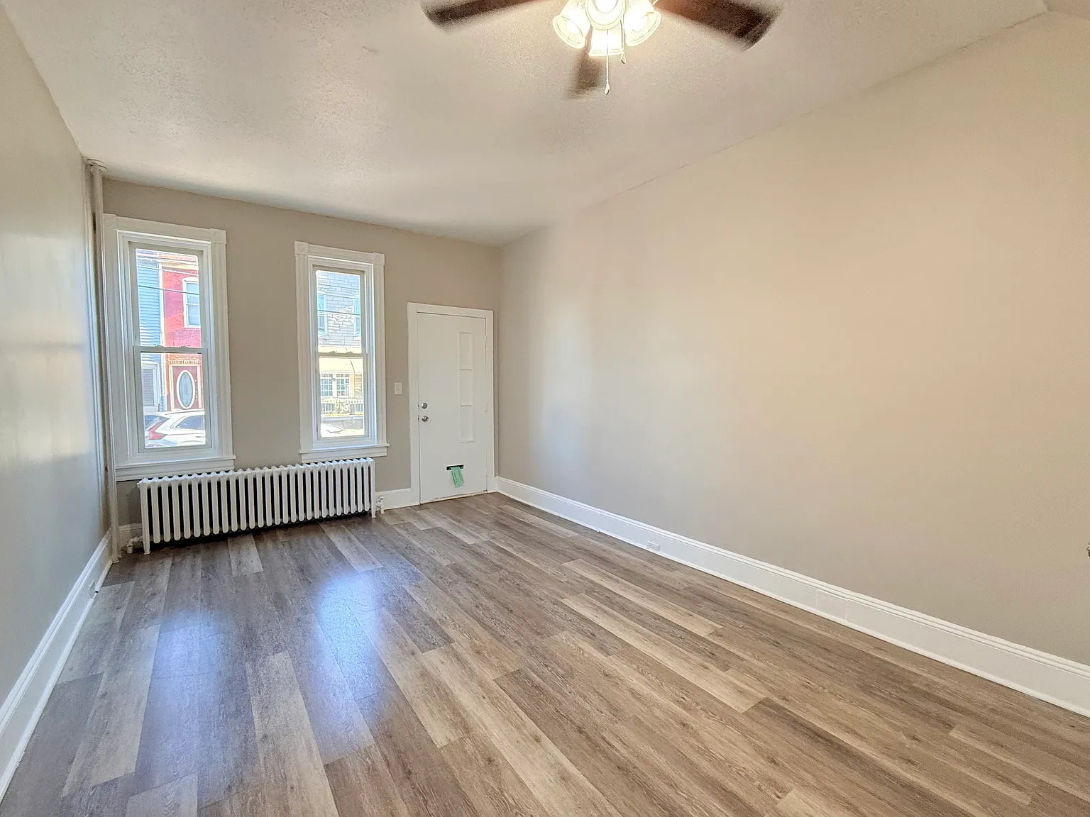 3 bed, 1.5 bath, 1122 sqft, $1,700 — Photo 2