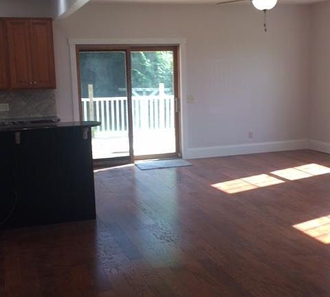 Main room (sliding doors to Deck)