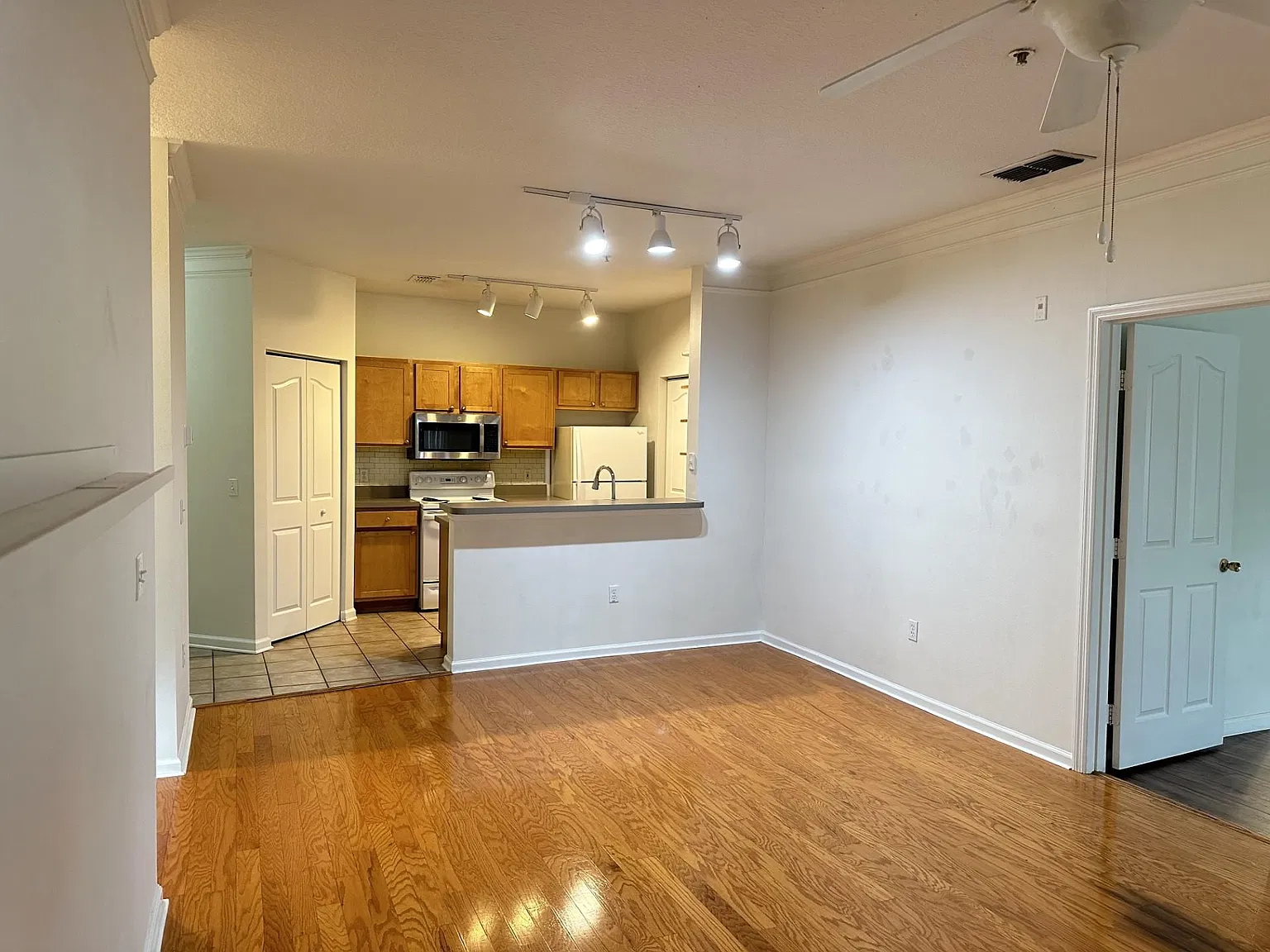 2 bed, 1116 sqft, $1,730 — Photo 3