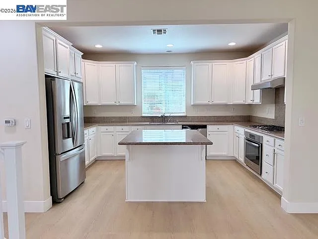 4 bed, 2120 sqft, $4,995 — Photo 3