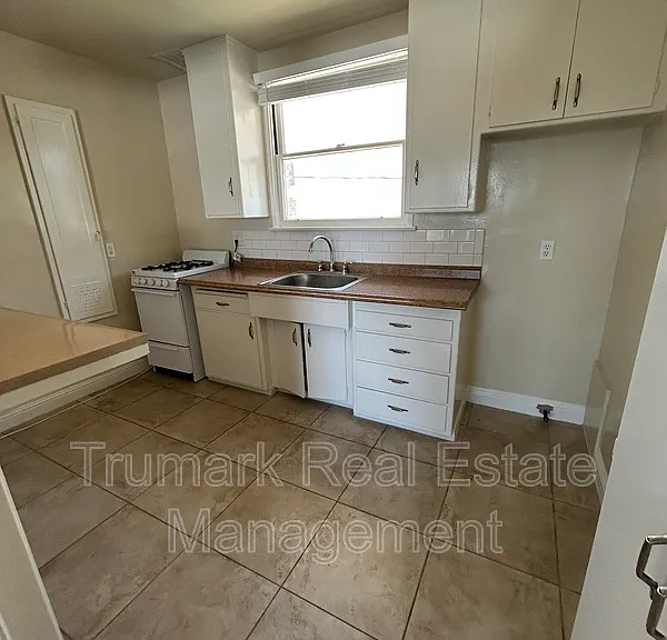 1253 S Glendale Ave #H — Photo 3