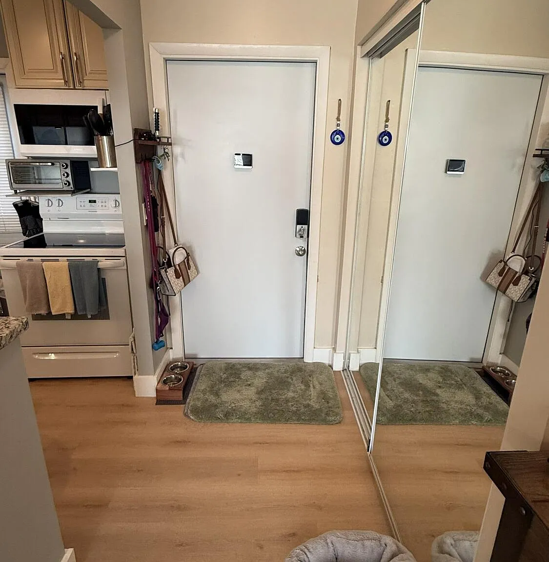 3 bed, 2.0 bath, 1000 sqft, $3,200 — Photo 3