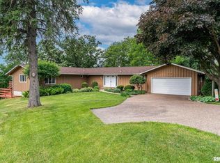 5005 Brookview Ct, Bettendorf, IA 52722