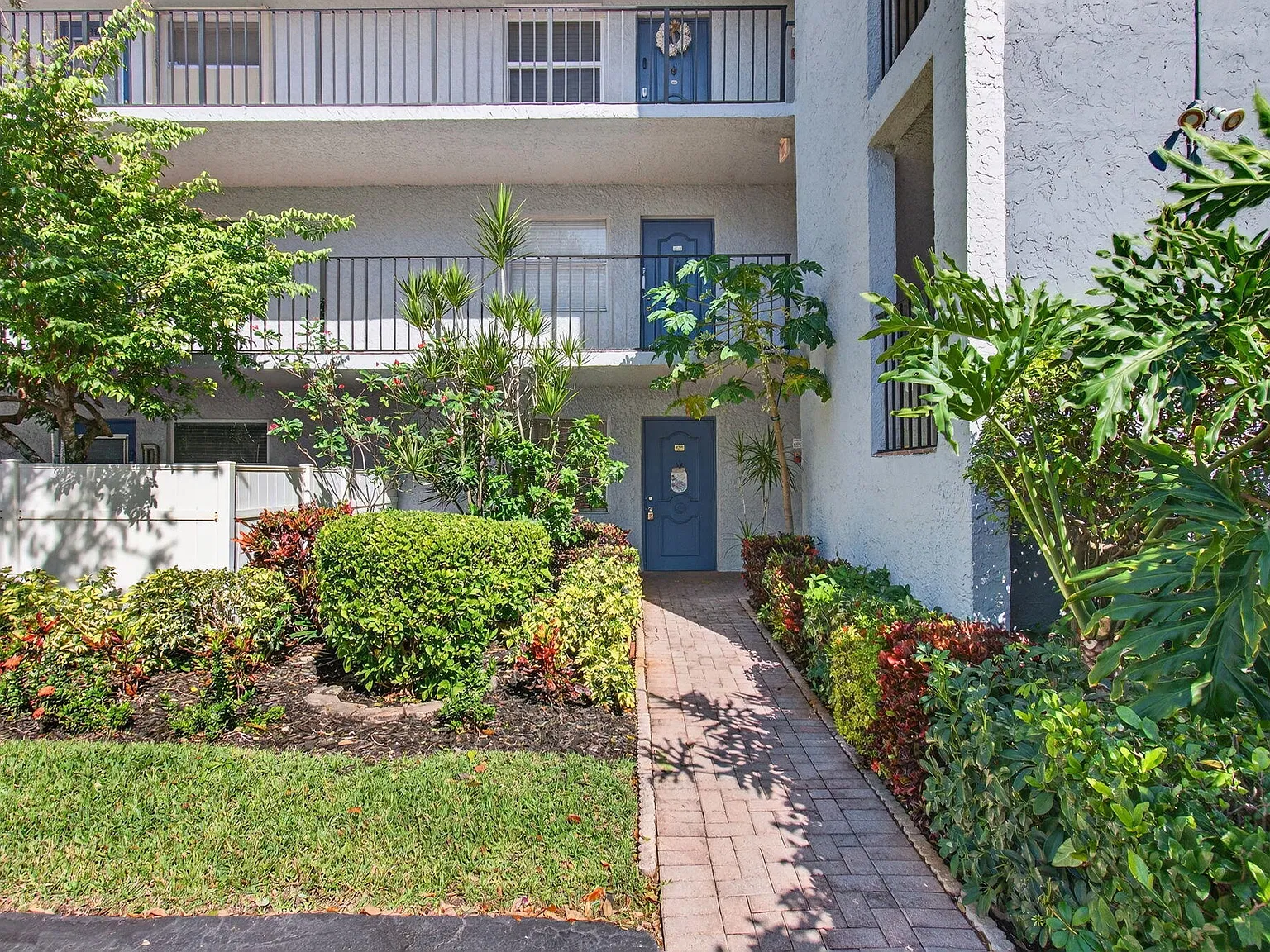2 bed, 2.0 bath, 1044 sqft, $1,750 — Photo 2