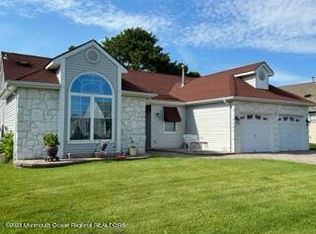 3 Sandhurst Ct, Toms River, NJ 08757