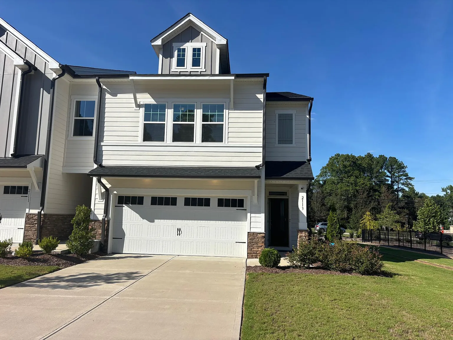 3 bed, 2.5 bath, 1949 sqft, $2,299 — Photo 3