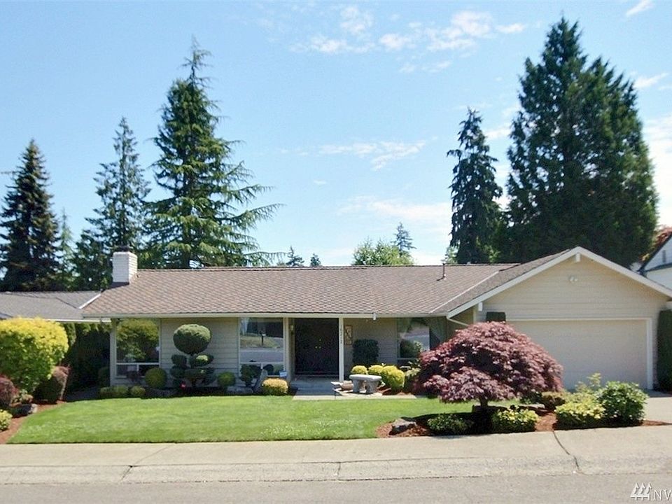 Beautifully updated rambler in Renton's highly desirable Fairwood Greens golf, tennis, swim & dine community.