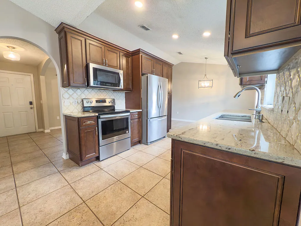 4 bed, 1888 sqft, $2,700 — Photo 2