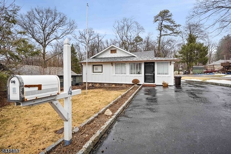 1st image of 4 Dead End Rd