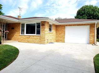 2302 9th Pkwy, Waukegan, IL 60085