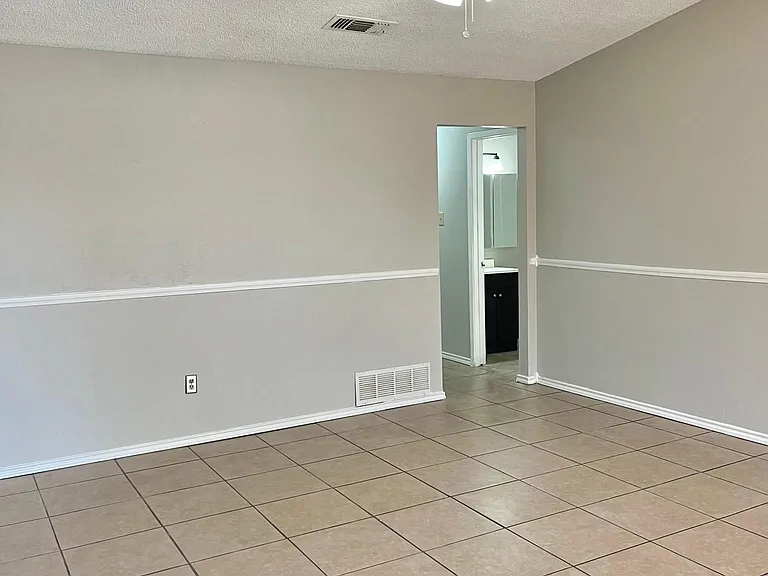 837 Woodland Ct — Photo 2