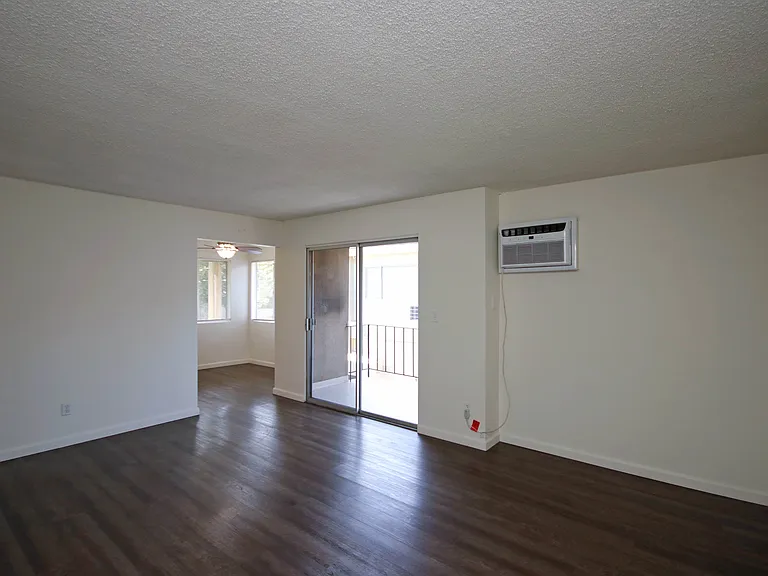 896 Magnolia Ave #4 — Photo 4
