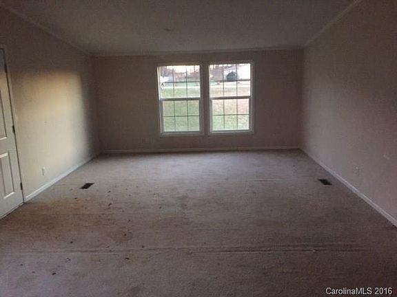 3rd image of 105 Hickory Nut Dr