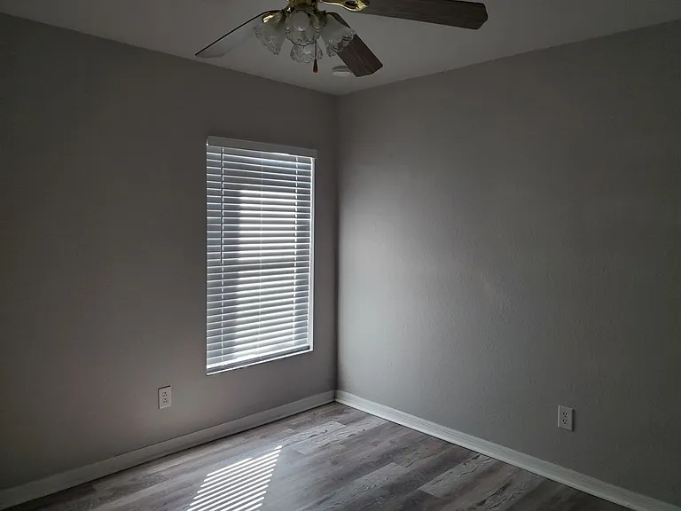 445 Reading St — Photo 16
