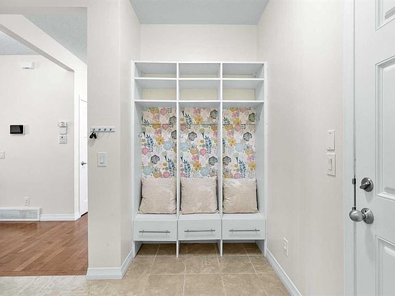 4th image of 84 E Ridge View Close