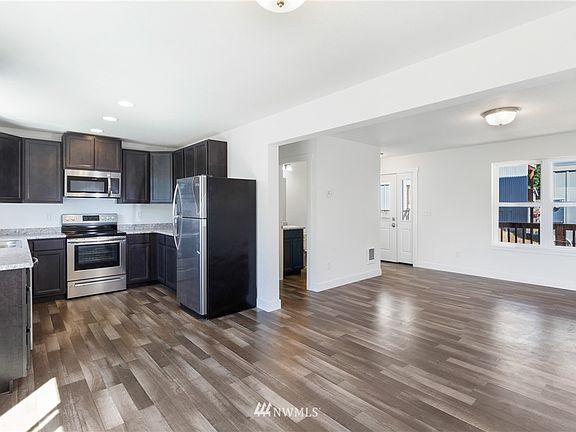 3rd image of 585 Finnegan Way