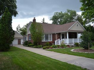 1453 Hawthorne Rd, Grosse Pointe Woods, MI 48236